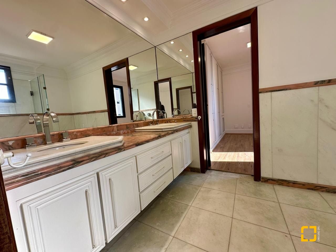 Cobertura com 483m², 4 quartos (sendo 2 suítes), 2 garagens, no bairro Centro em Florianópolis
