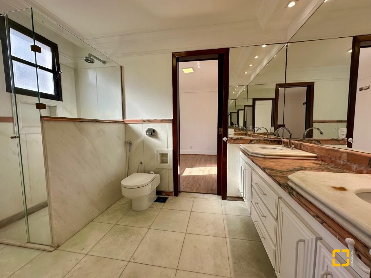 Cobertura com 483m², 4 quartos (sendo 2 suítes), 2 garagens, no bairro Centro em Florianópolis
