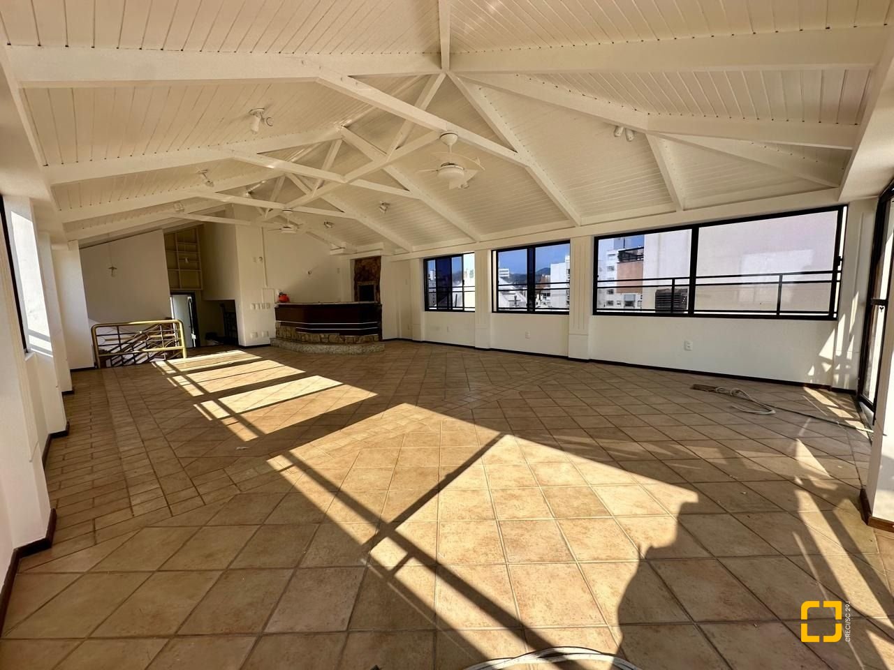 Cobertura com 483m², 4 quartos (sendo 2 suítes), 2 garagens, no bairro Centro em Florianópolis