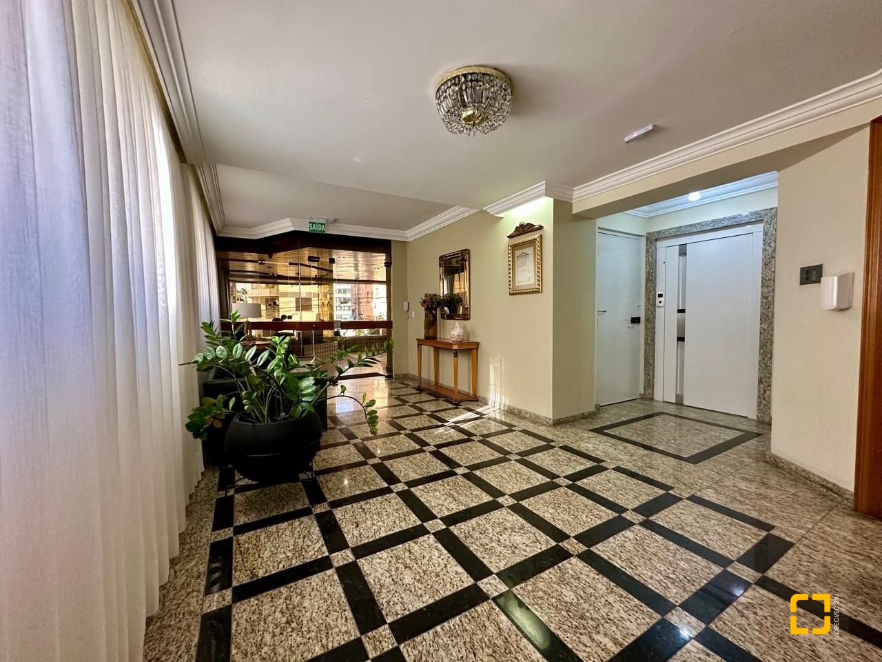 Cobertura com 483m², 4 quartos (sendo 2 suítes), 2 garagens, no bairro Centro em Florianópolis