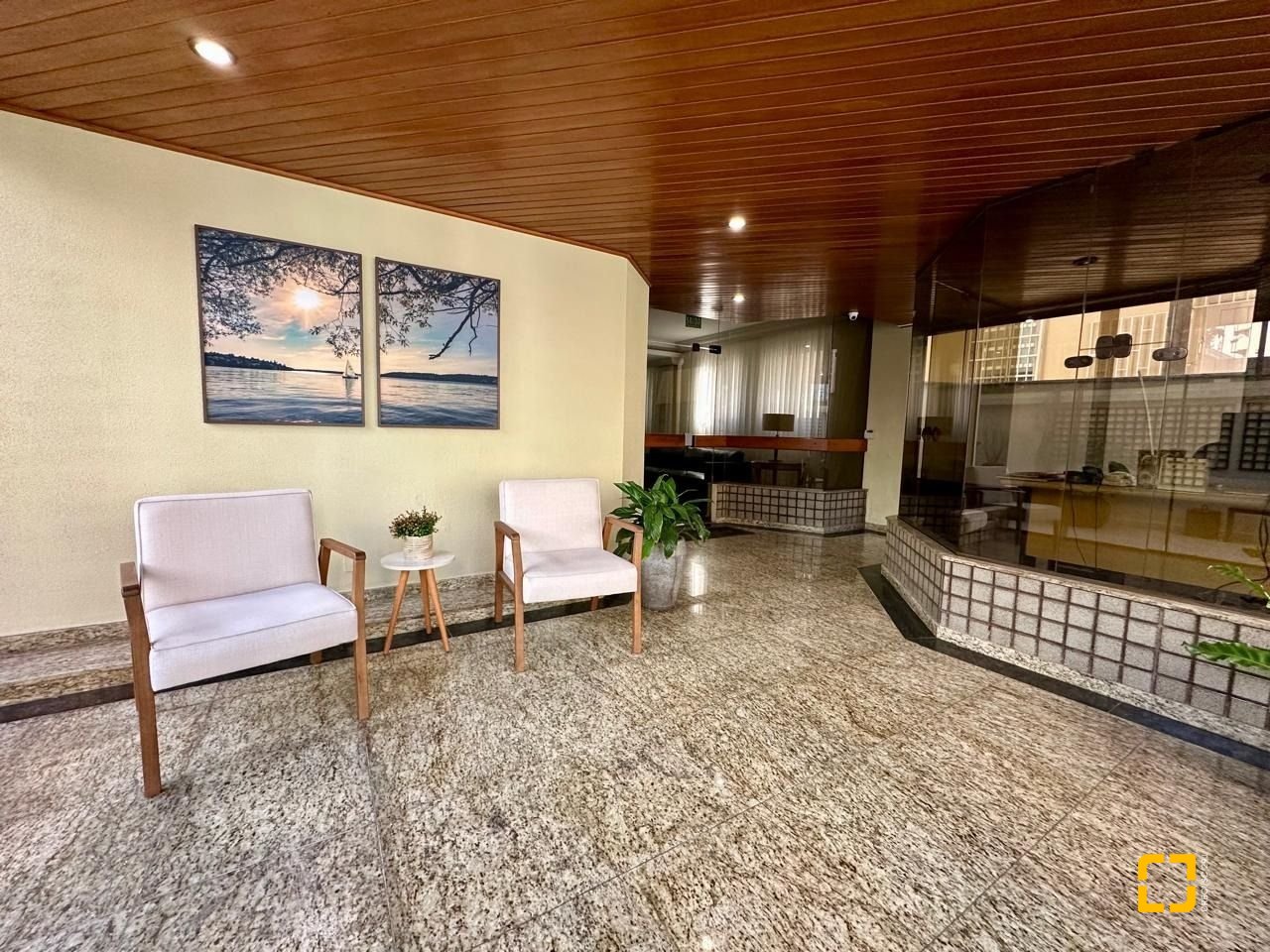 Cobertura com 483m², 4 quartos (sendo 2 suítes), 2 garagens, no bairro Centro em Florianópolis