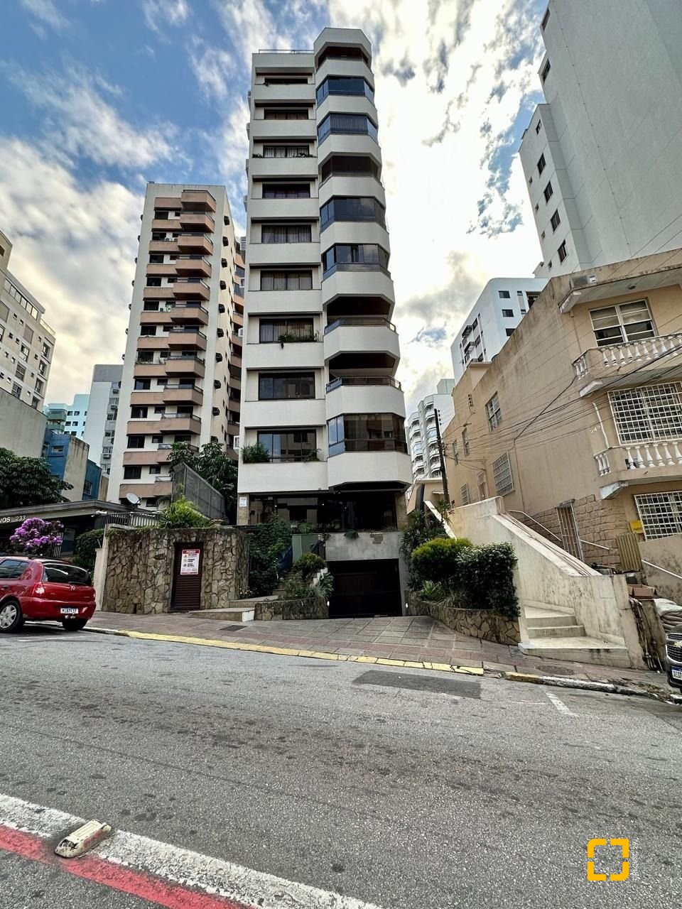 Cobertura com 483m², 4 quartos (sendo 2 suítes), 2 garagens, no bairro Centro em Florianópolis