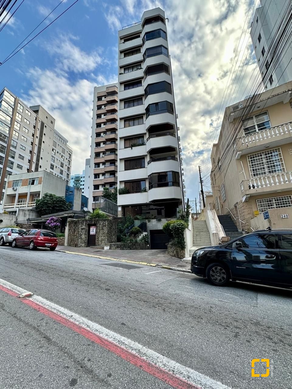 Cobertura com 483m², 4 quartos (sendo 2 suítes), 2 garagens, no bairro Centro em Florianópolis