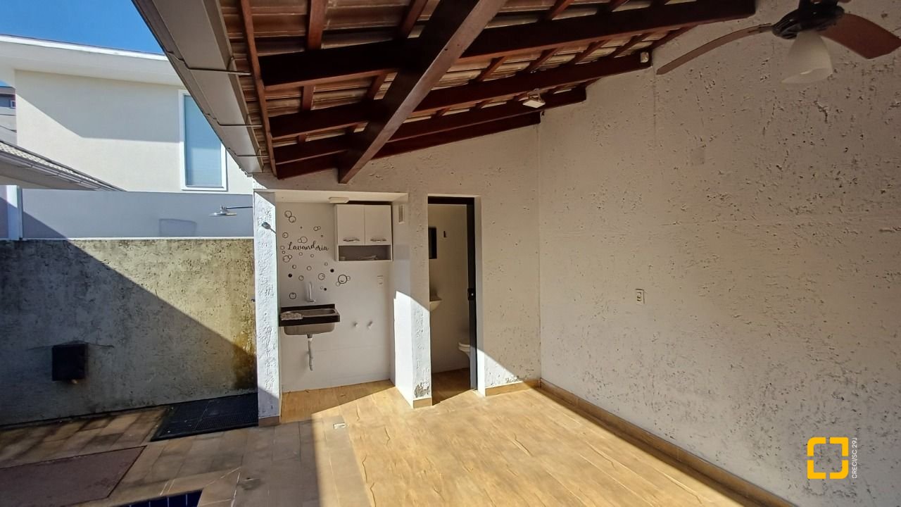 Casa de Condomínio com 134m², 4 quartos (sendo 1 suíte), 2 garagens, no bairro Cachoeira do Bom Jesus em Florianópolis