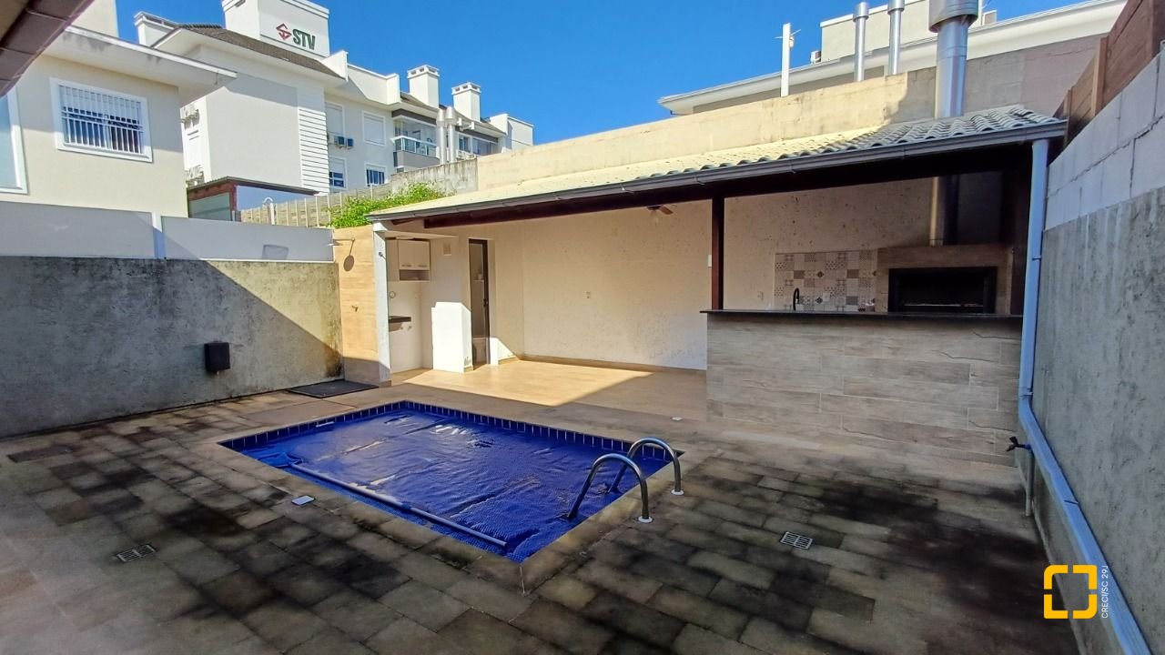 Casa de Condomínio com 134m², 4 quartos (sendo 1 suíte), 2 garagens, no bairro Cachoeira do Bom Jesus em Florianópolis
