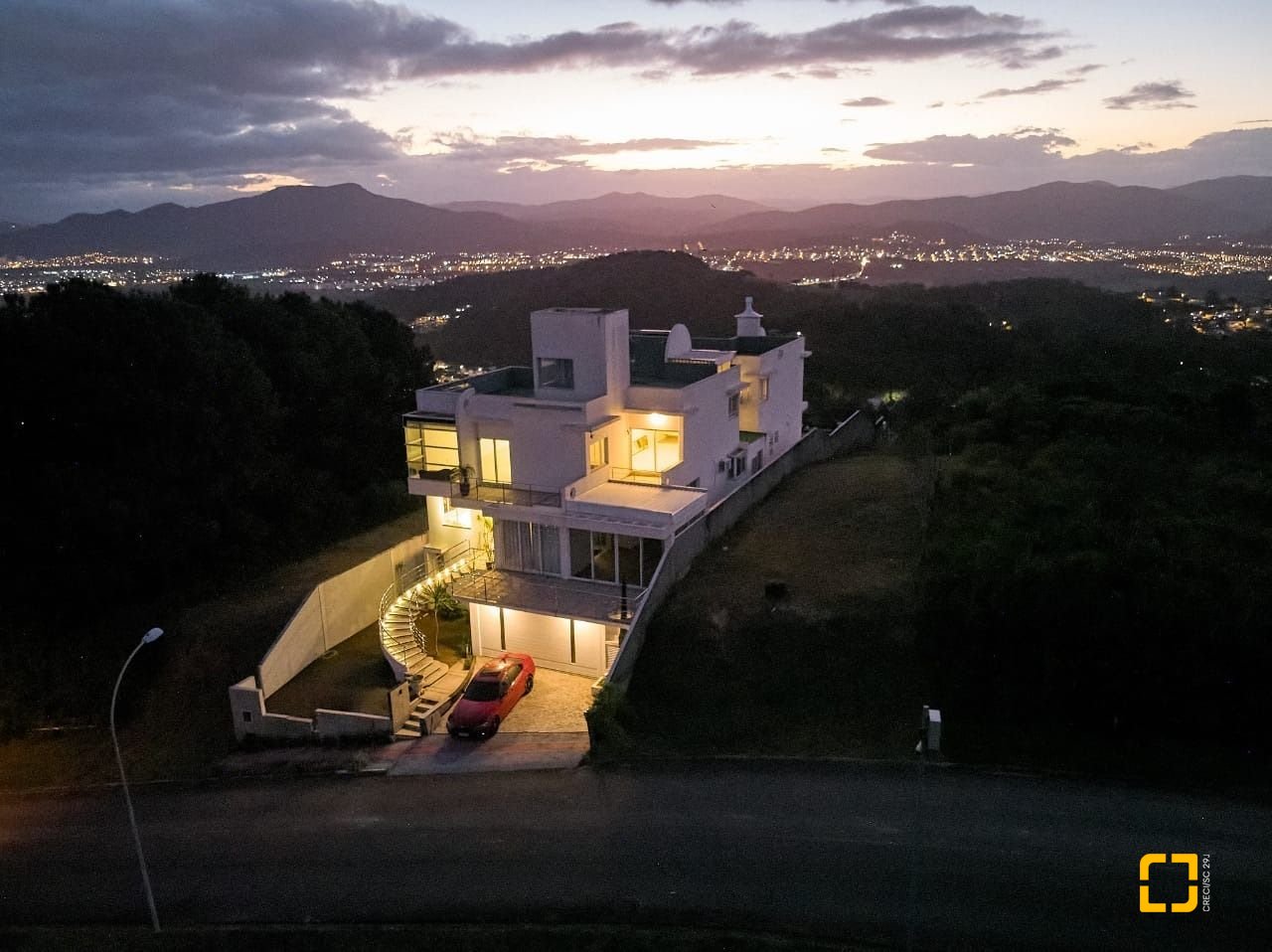 Casa de Condomínio com 1100m², 5 quartos (sendo 5 suítes), 3 garagens, no bairro Roçado em São José
