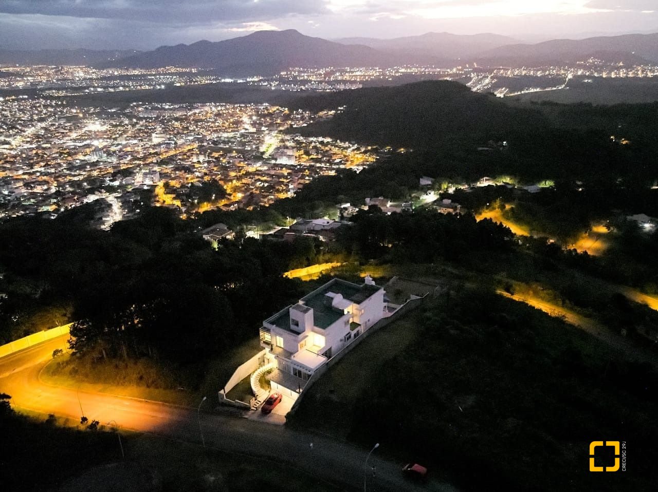 Casa de Condomínio com 1100m², 5 quartos (sendo 5 suítes), 3 garagens, no bairro Roçado em São José