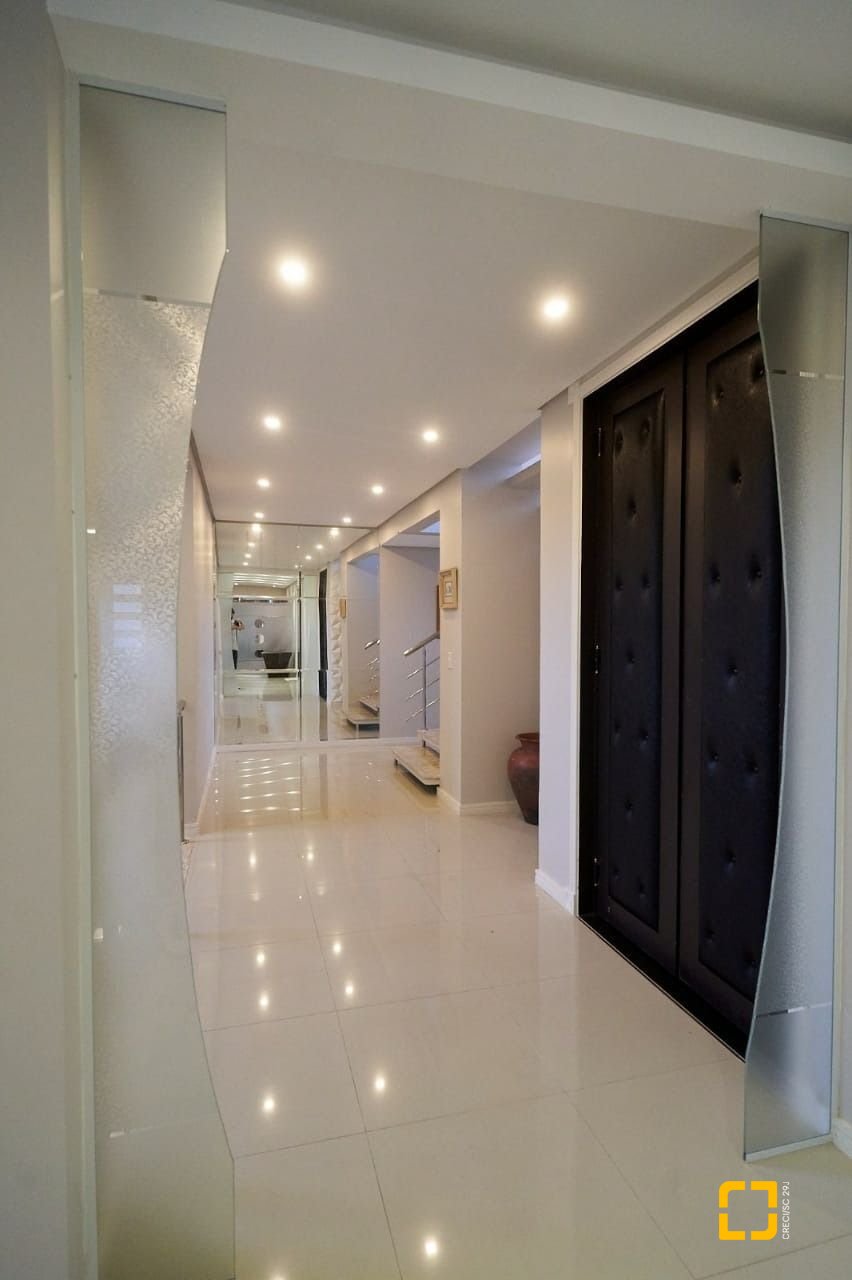 Casa de Condomínio com 1100m², 5 quartos (sendo 5 suítes), 3 garagens, no bairro Roçado em São José