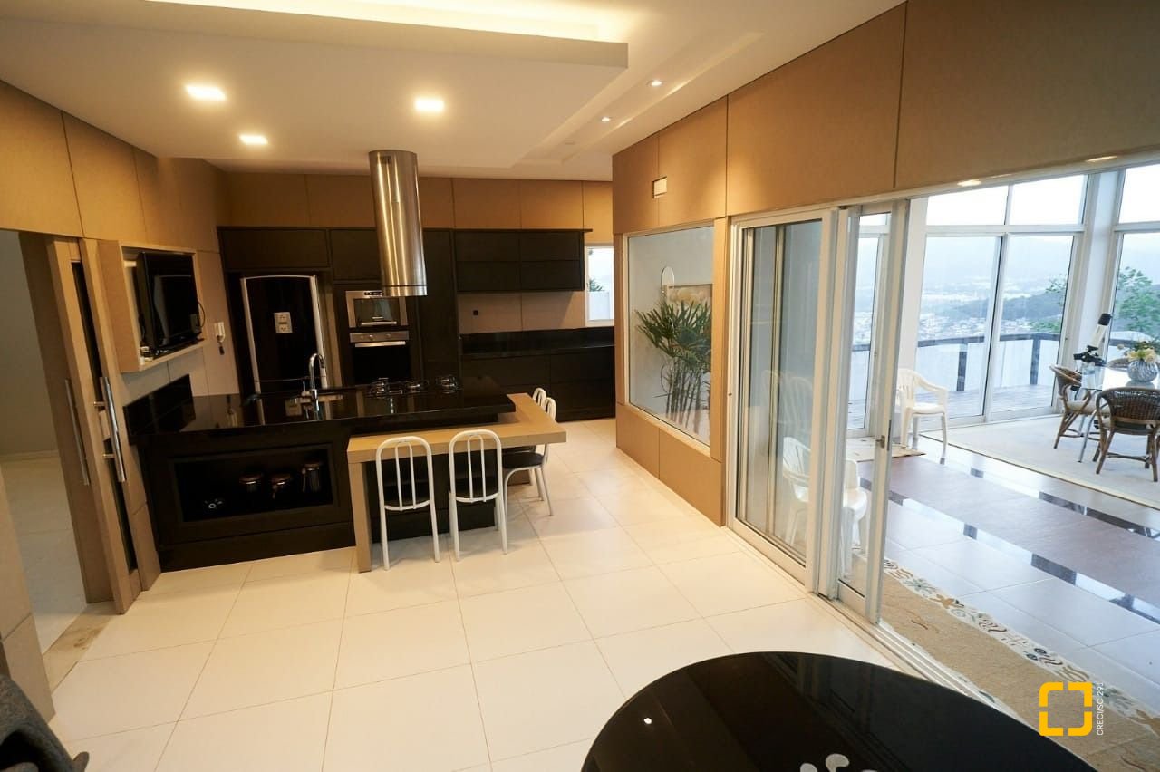 Casa de Condomínio com 1100m², 5 quartos (sendo 5 suítes), 3 garagens, no bairro Roçado em São José