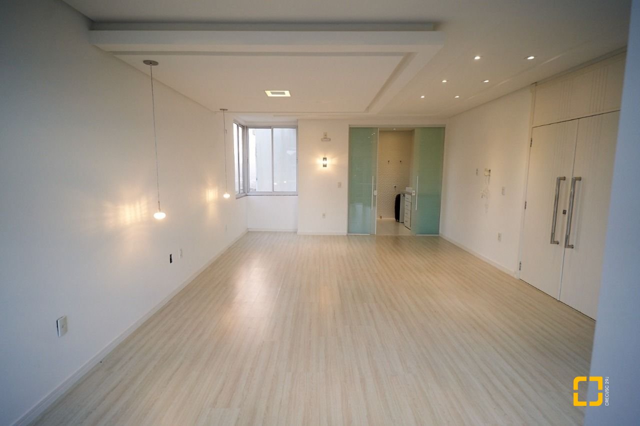 Casa de Condomínio com 1100m², 5 quartos (sendo 5 suítes), 3 garagens, no bairro Roçado em São José