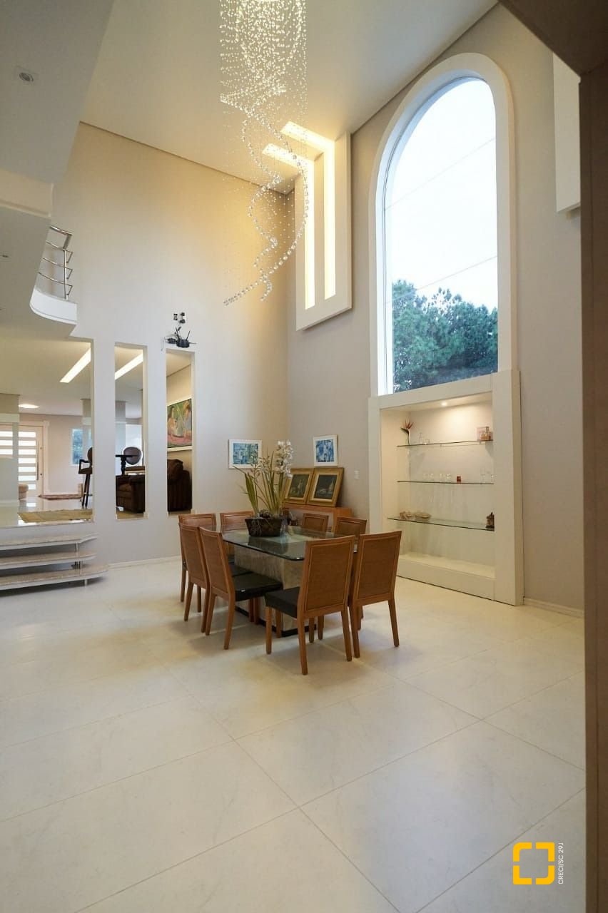 Casa de Condomínio com 1100m², 5 quartos (sendo 5 suítes), 3 garagens, no bairro Roçado em São José