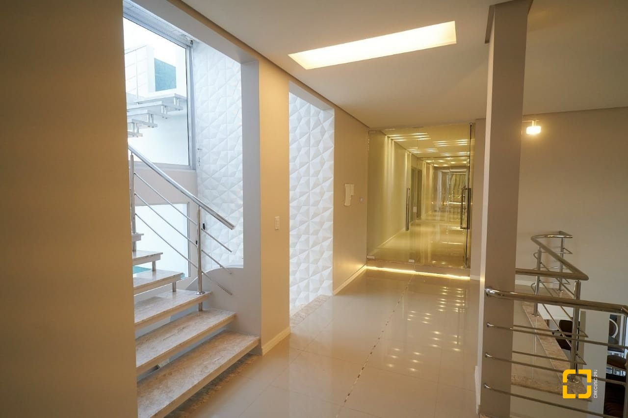 Casa de Condomínio com 1100m², 5 quartos (sendo 5 suítes), 3 garagens, no bairro Roçado em São José