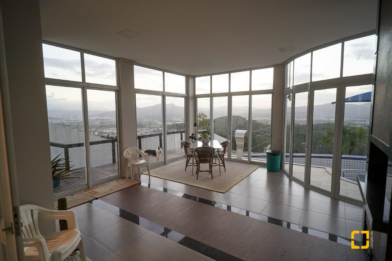 Casa de Condomínio com 1100m², 5 quartos (sendo 5 suítes), 3 garagens, no bairro Roçado em São José