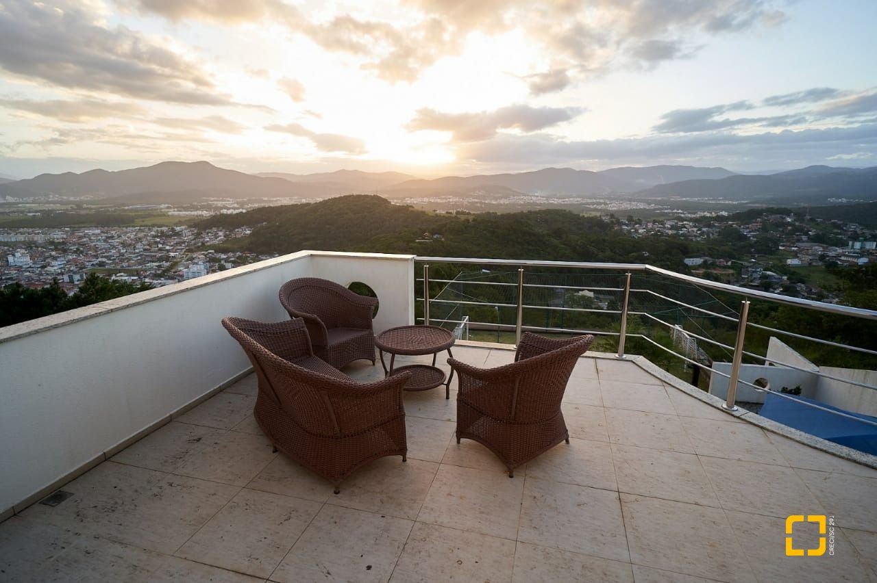 Casa de Condomínio com 1100m², 5 quartos (sendo 5 suítes), 3 garagens, no bairro Roçado em São José