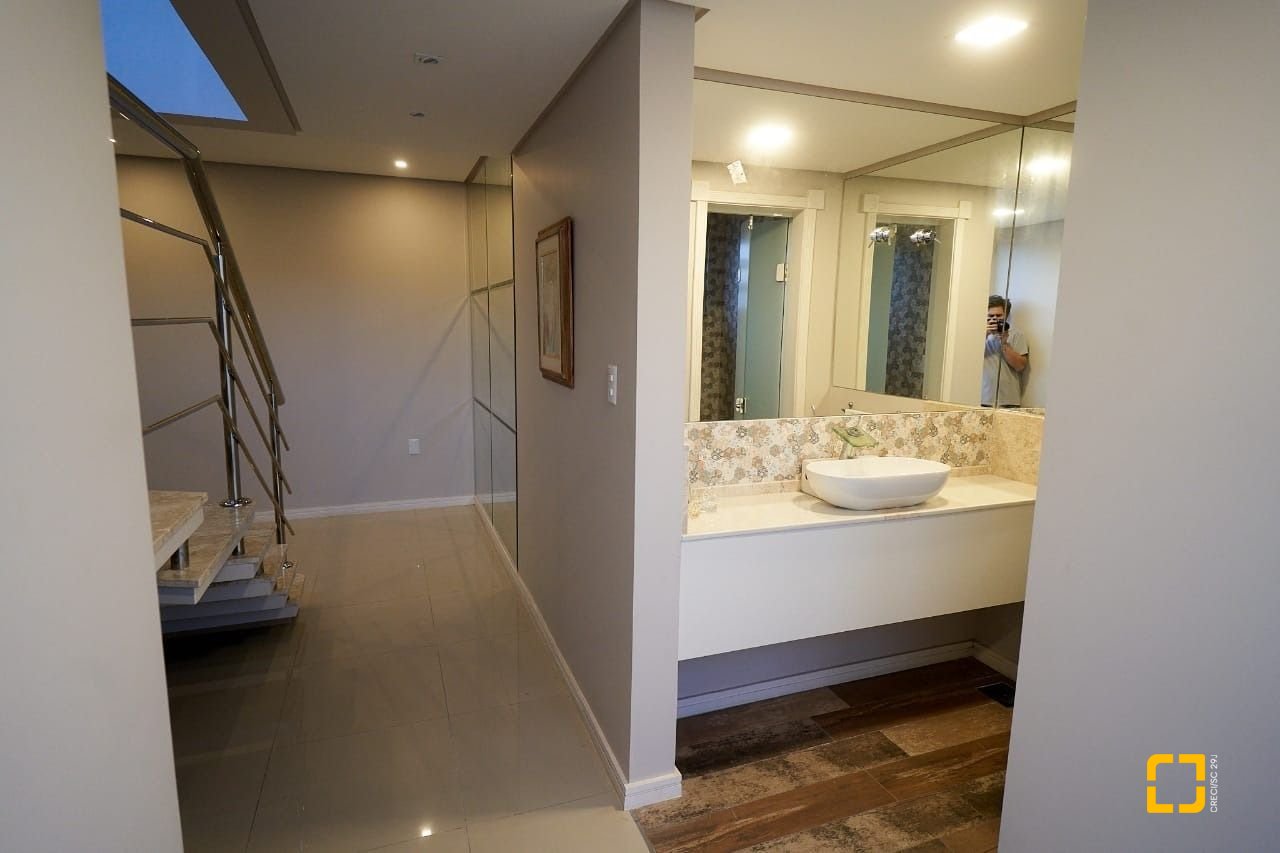 Casa de Condomínio com 1100m², 5 quartos (sendo 5 suítes), 3 garagens, no bairro Roçado em São José