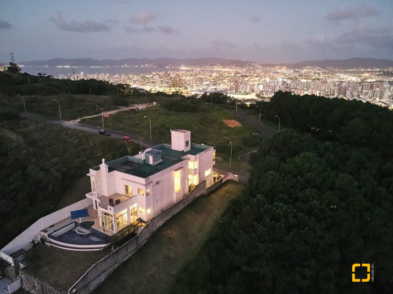 Casa de Condomínio com 1100m², 5 quartos (sendo 5 suítes), 3 garagens, no bairro Roçado em São José