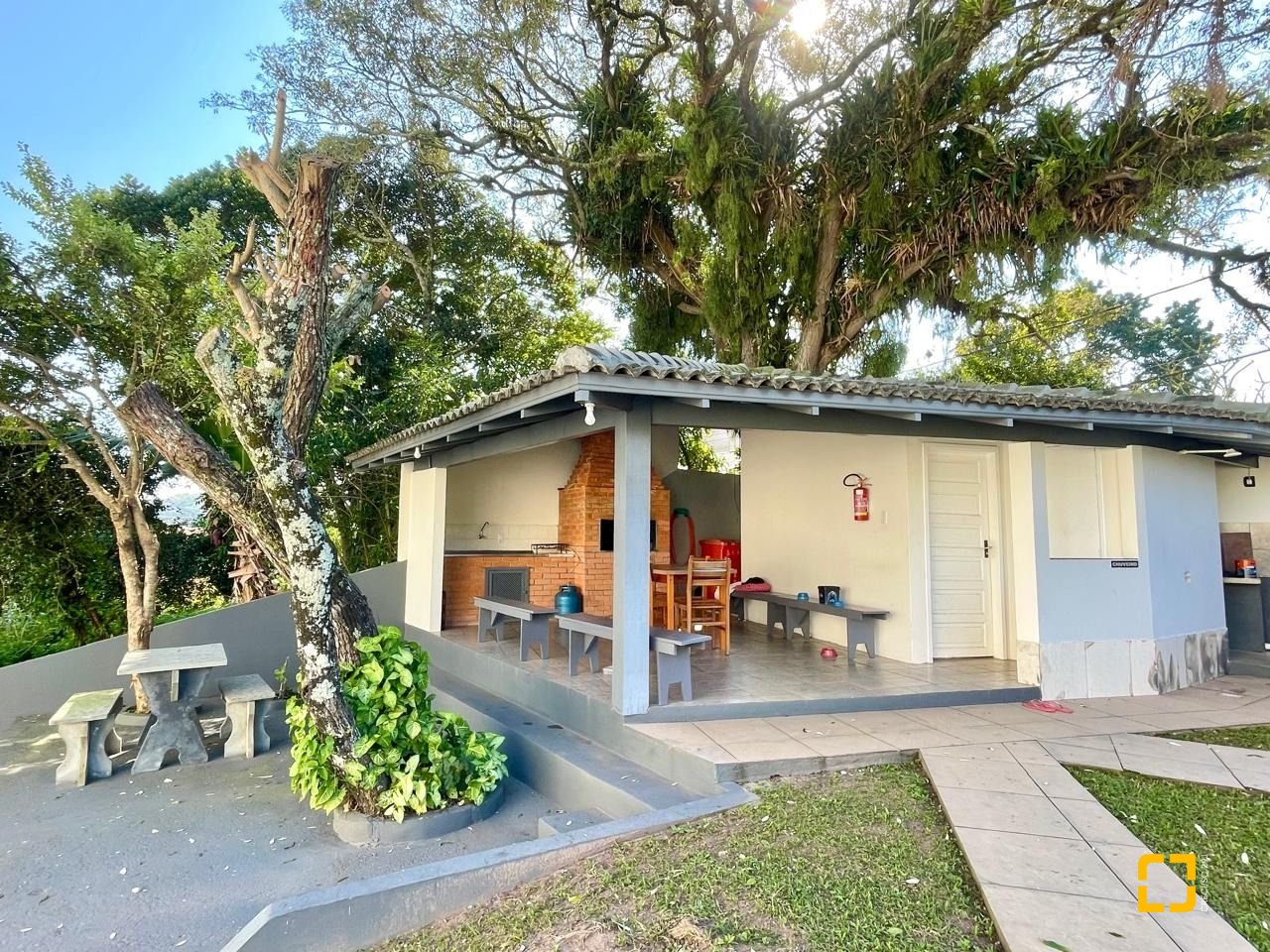 Prédio com 550m², 5 garagens, no bairro Ponta das Canas em Florianópolis