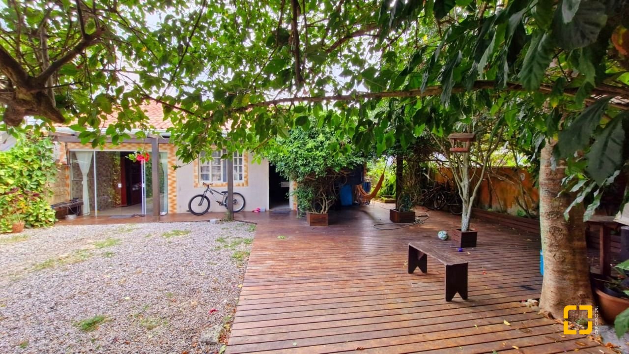 Casa com 100m², 4 quartos (sendo 1 suíte), 2 garagens, no bairro Rio Vermelho em Florianópolis