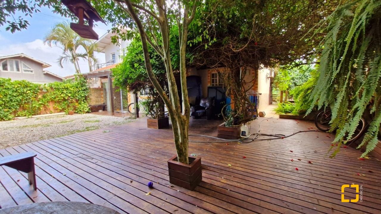 Casa com 100m², 4 quartos (sendo 1 suíte), 2 garagens, no bairro Rio Vermelho em Florianópolis