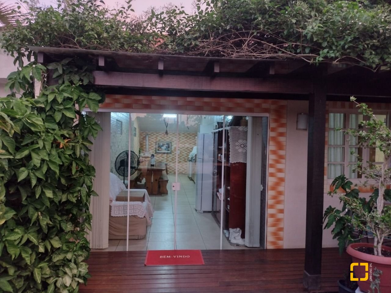 Casa com 100m², 4 quartos (sendo 1 suíte), 2 garagens, no bairro Rio Vermelho em Florianópolis