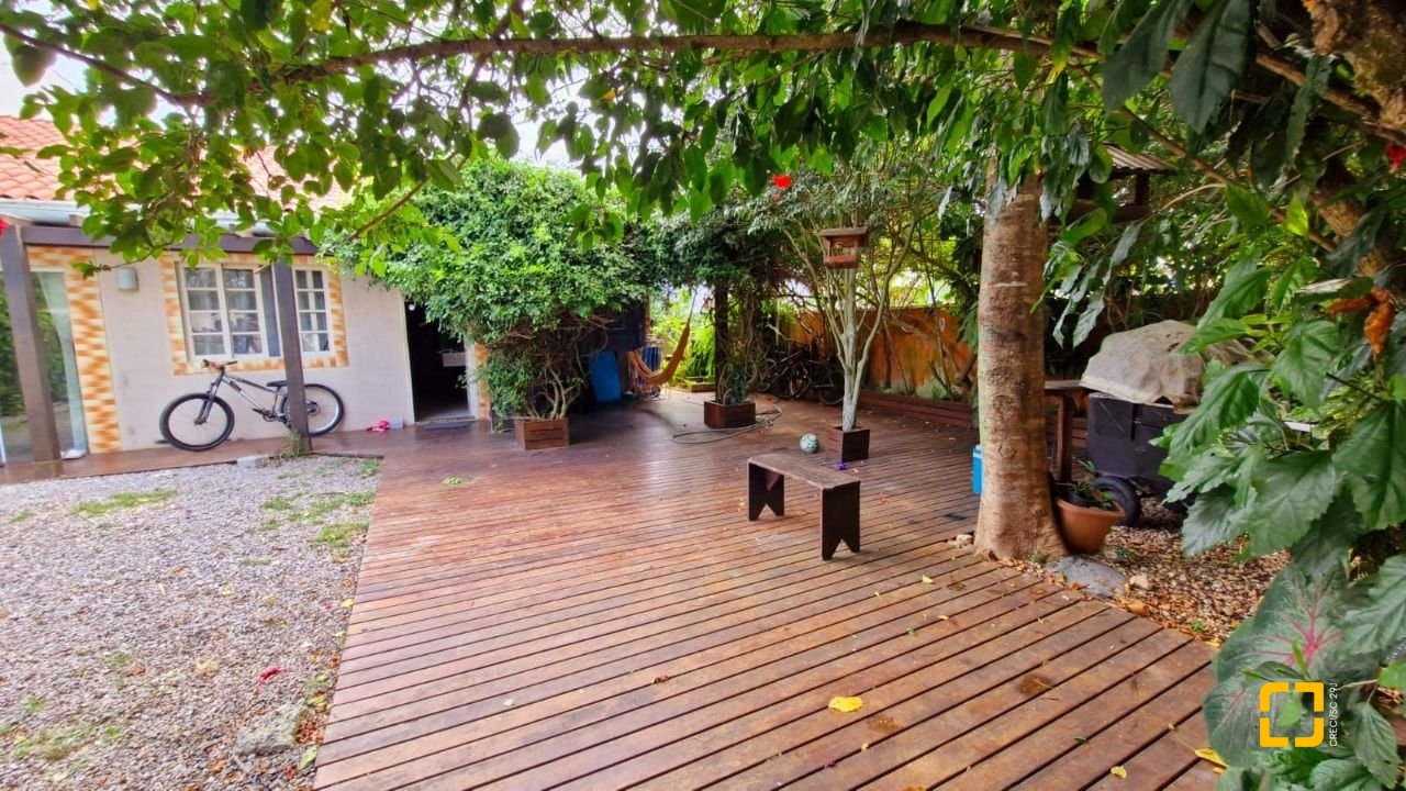 Casa com 100m², 4 quartos (sendo 1 suíte), 2 garagens, no bairro Rio Vermelho em Florianópolis