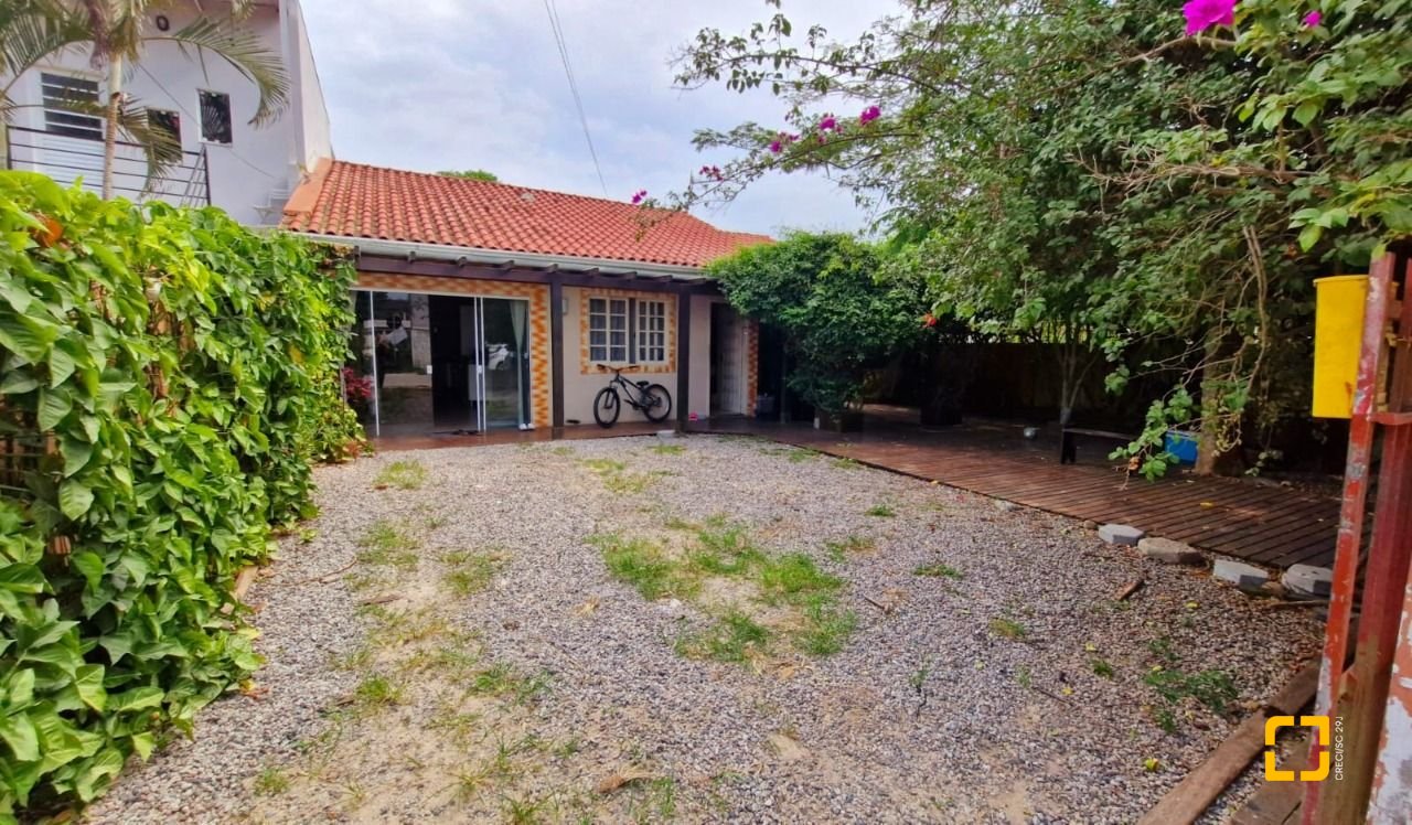 Casa com 100m², 4 quartos (sendo 1 suíte), 2 garagens, no bairro Rio Vermelho em Florianópolis