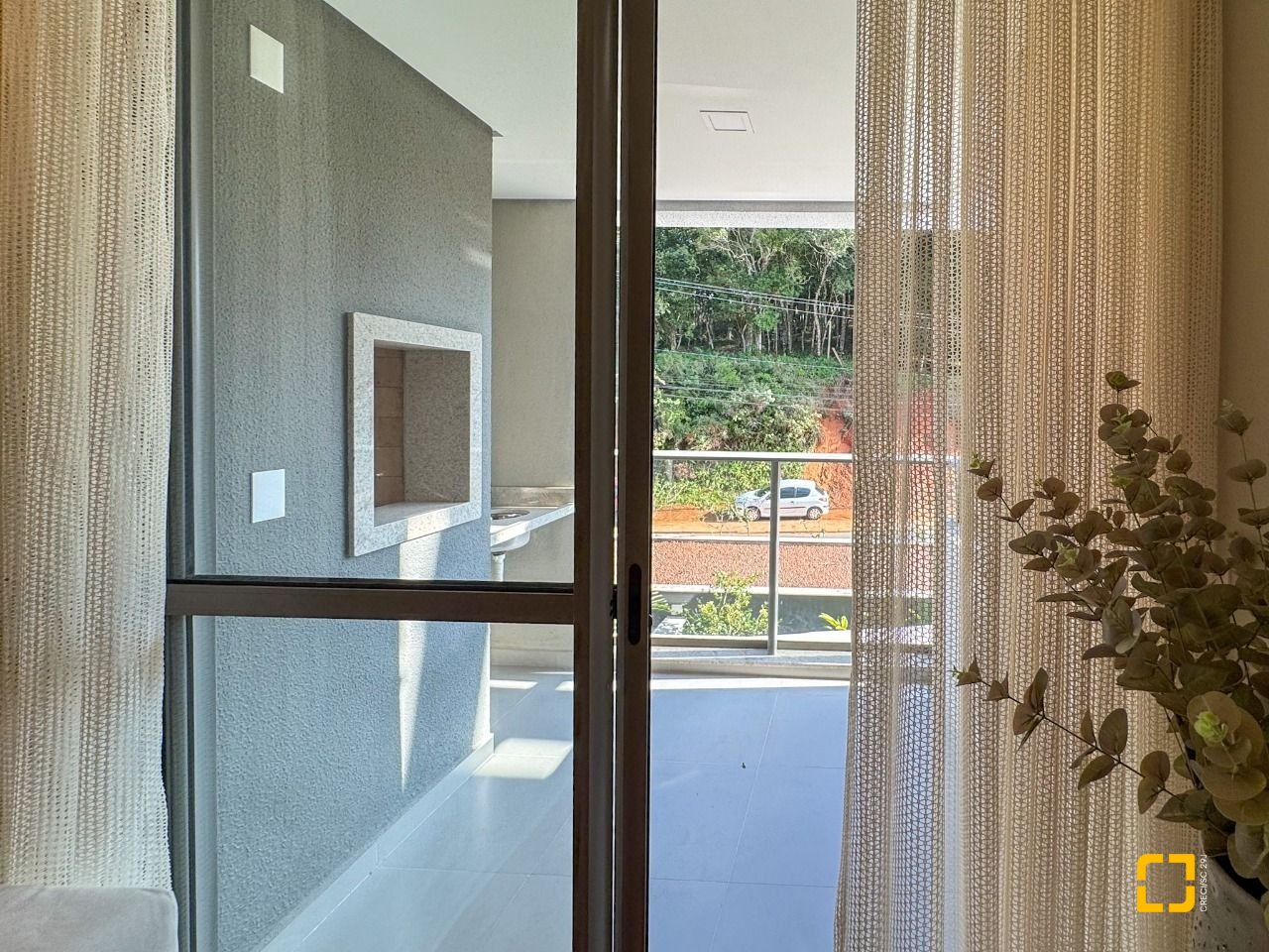 Apartamento com 71m², 2 quartos (sendo 1 suíte), 1 garagem, no bairro Cacupé em Florianópolis