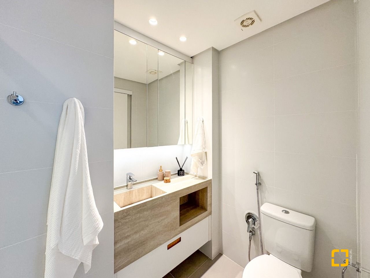 Apartamento com 71m², 2 quartos (sendo 1 suíte), 1 garagem, no bairro Cacupé em Florianópolis