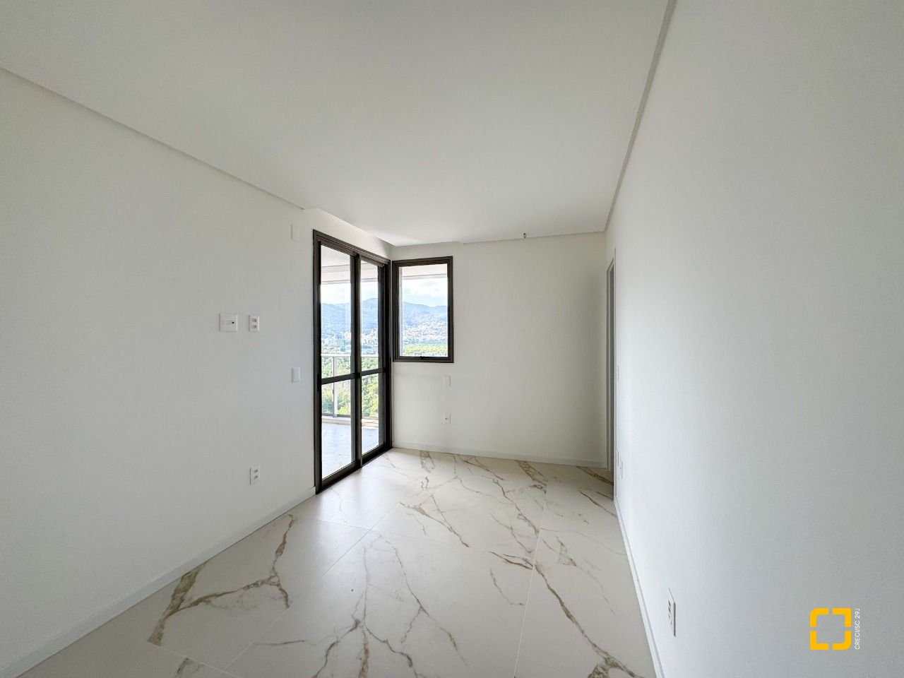 Apartamento com 125m², 6 quartos (sendo 3 suítes), 2 garagens, no bairro Cacupé em Florianópolis