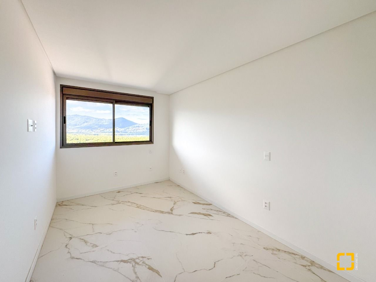 Apartamento com 125m², 6 quartos (sendo 3 suítes), 2 garagens, no bairro Cacupé em Florianópolis