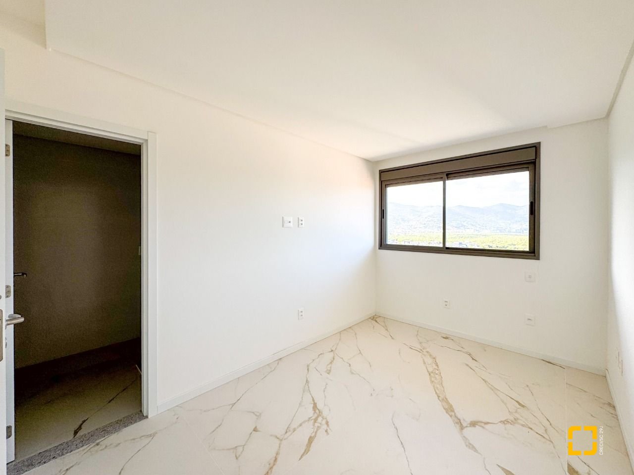Apartamento com 125m², 6 quartos (sendo 3 suítes), 2 garagens, no bairro Cacupé em Florianópolis
