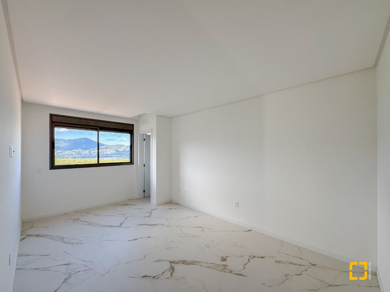 Apartamento com 125m², 6 quartos (sendo 3 suítes), 2 garagens, no bairro Cacupé em Florianópolis