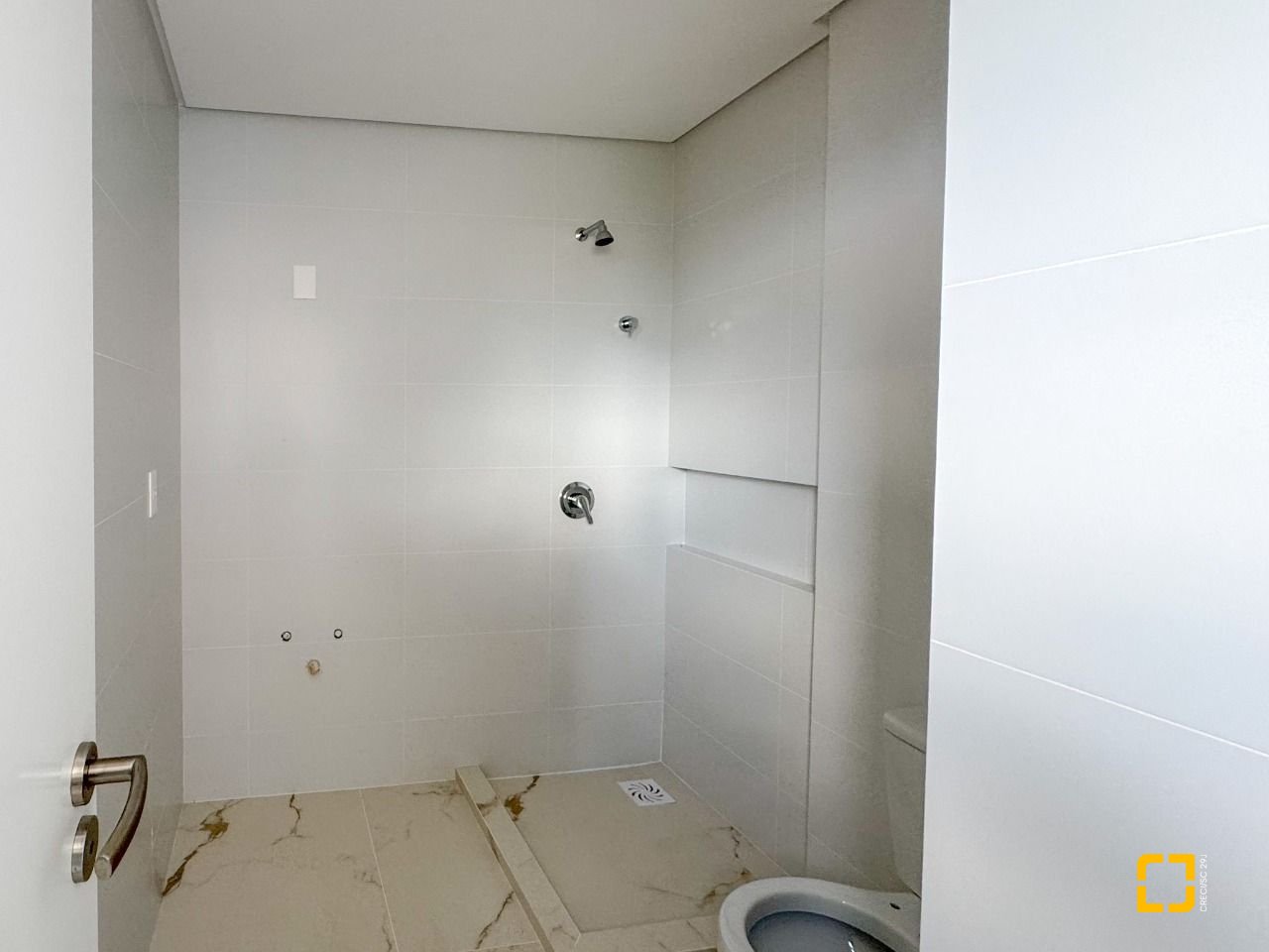 Apartamento com 125m², 6 quartos (sendo 3 suítes), 2 garagens, no bairro Cacupé em Florianópolis