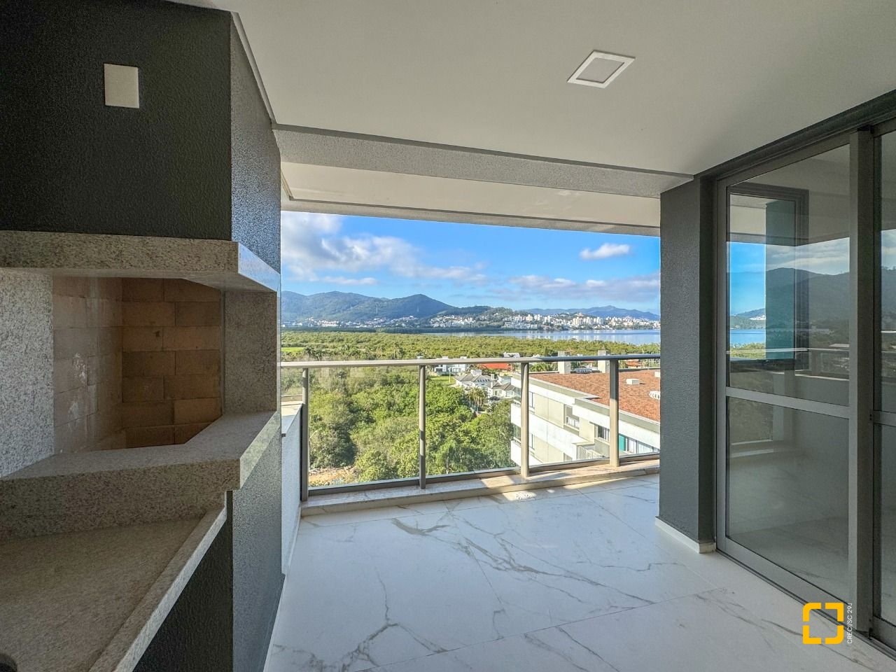 Apartamento com 125m², 6 quartos (sendo 3 suítes), 2 garagens, no bairro Cacupé em Florianópolis