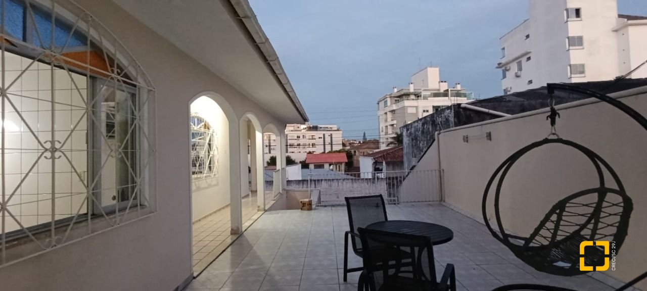Casa com 398m², 9 quartos (sendo 3 suítes), 4 garagens, no bairro Capoeiras em Florianópolis