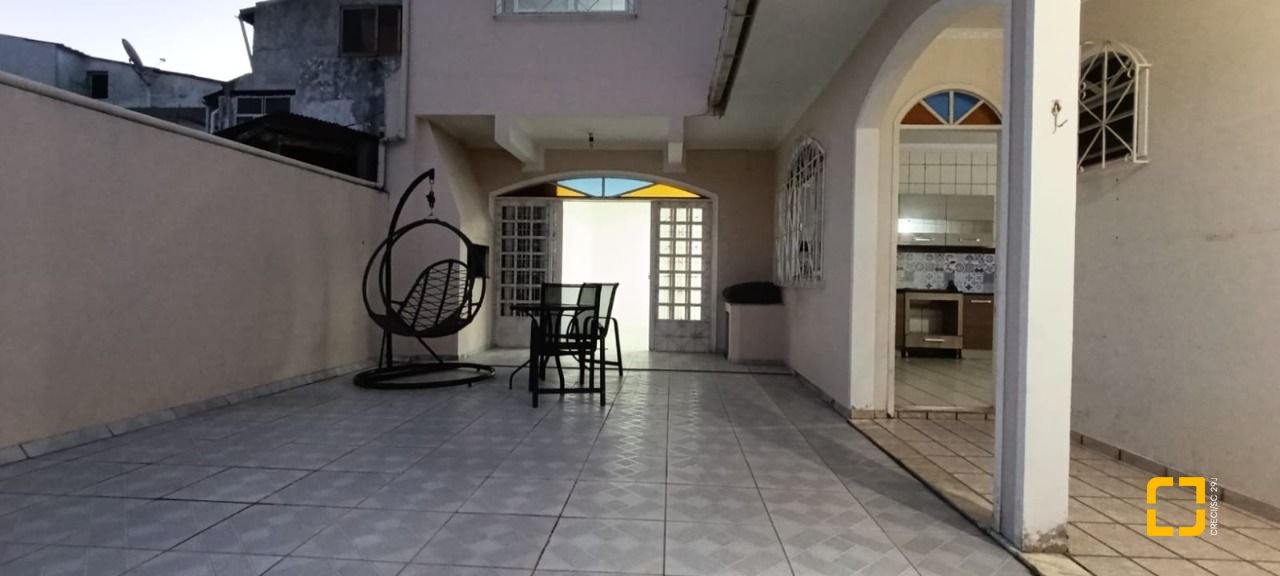 Casa com 398m², 9 quartos (sendo 3 suítes), 4 garagens, no bairro Capoeiras em Florianópolis