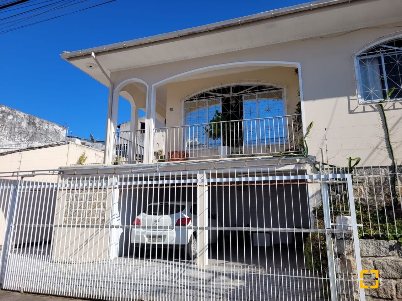 Casa com 398m², 9 quartos (sendo 3 suítes), 4 garagens, no bairro Capoeiras em Florianópolis