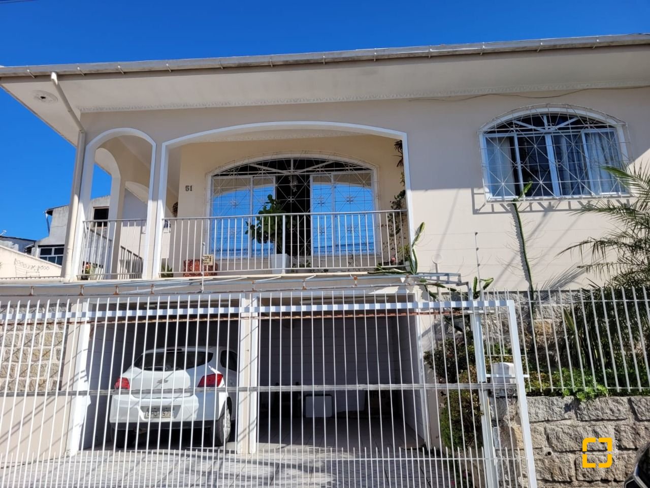 Casa com 398m², 9 quartos (sendo 3 suítes), 4 garagens, no bairro Capoeiras em Florianópolis