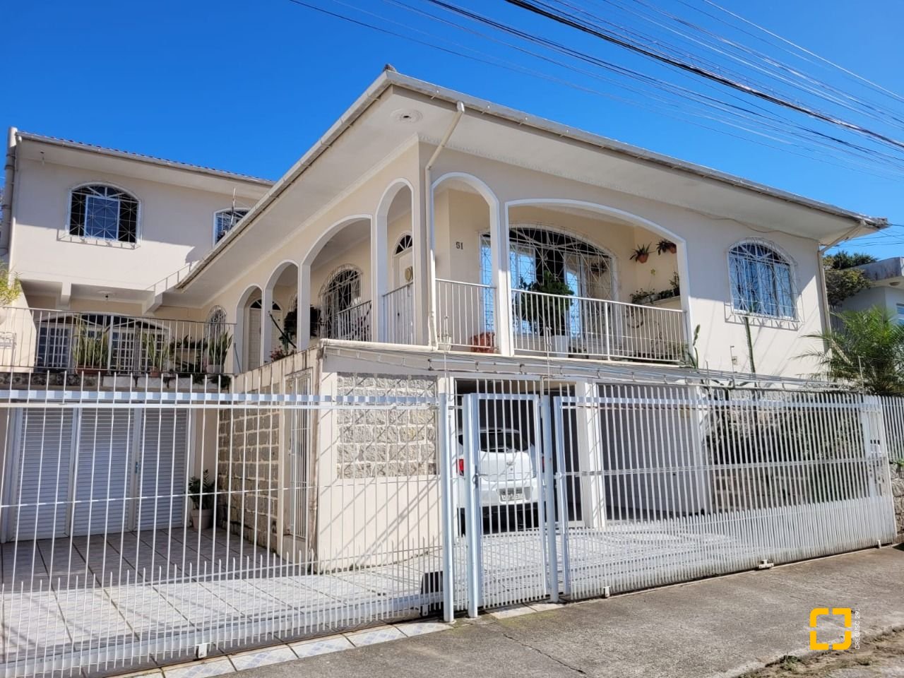 Casa com 398m², 9 quartos (sendo 3 suítes), 4 garagens, no bairro Capoeiras em Florianópolis