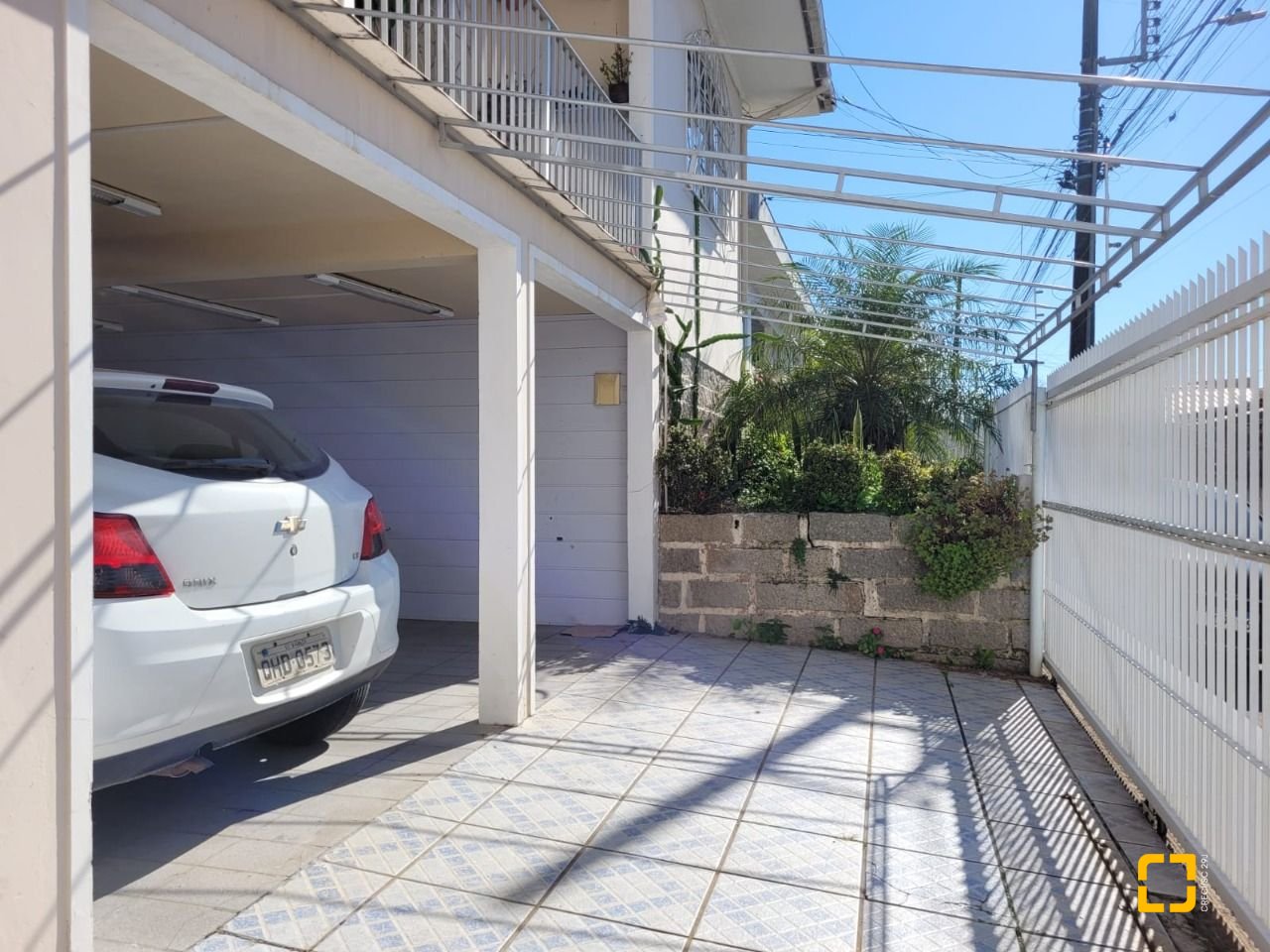 Casa com 398m², 9 quartos (sendo 3 suítes), 4 garagens, no bairro Capoeiras em Florianópolis
