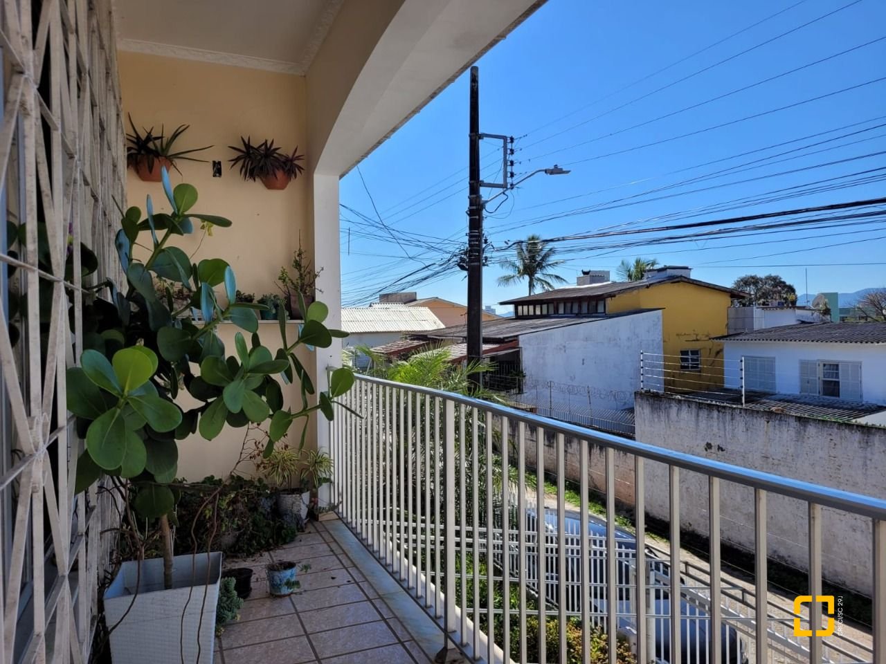 Casa com 398m², 9 quartos (sendo 3 suítes), 4 garagens, no bairro Capoeiras em Florianópolis