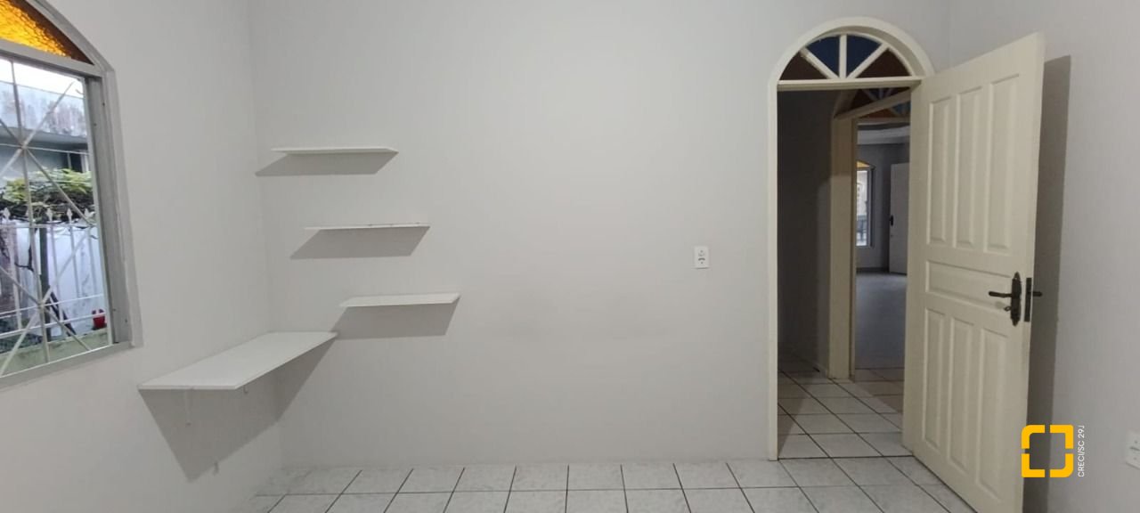 Casa com 398m², 9 quartos (sendo 3 suítes), 4 garagens, no bairro Capoeiras em Florianópolis