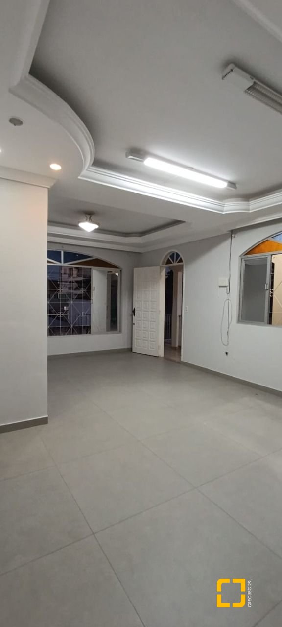 Casa com 398m², 9 quartos (sendo 3 suítes), 4 garagens, no bairro Capoeiras em Florianópolis