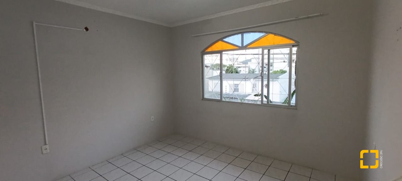 Casa com 398m², 9 quartos (sendo 3 suítes), 4 garagens, no bairro Capoeiras em Florianópolis