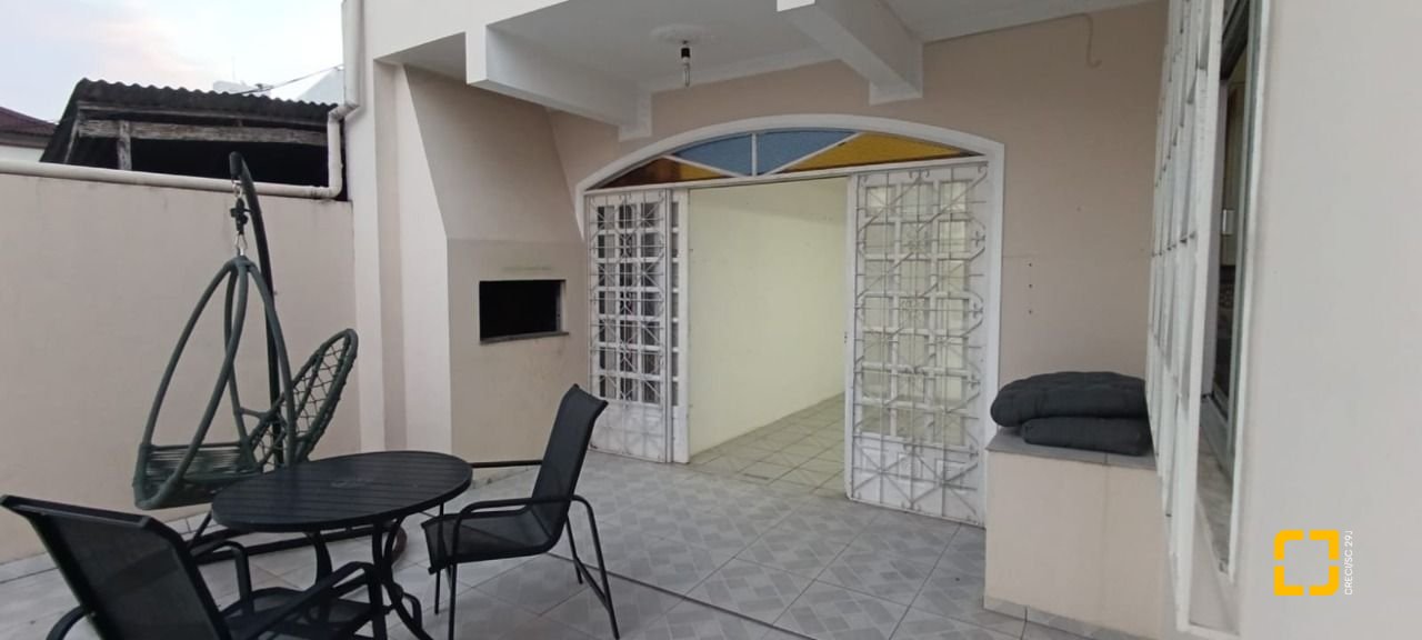 Casa com 398m², 9 quartos (sendo 3 suítes), 4 garagens, no bairro Capoeiras em Florianópolis