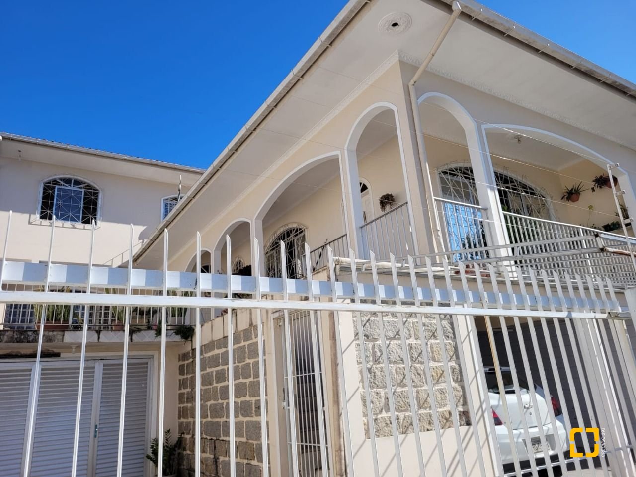 Casa com 398m², 9 quartos (sendo 3 suítes), 4 garagens, no bairro Capoeiras em Florianópolis