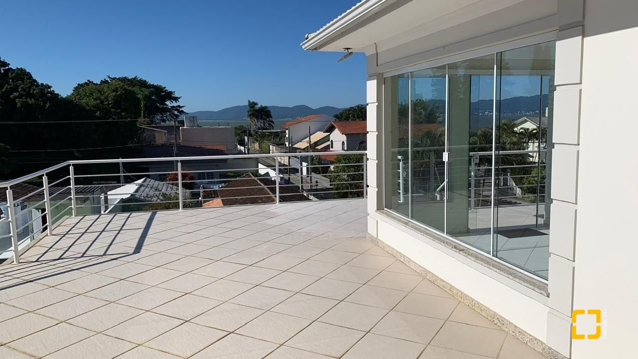 Casa com 247m², 3 quartos (sendo 1 suíte), 1 garagem, no bairro Barreiros em São José