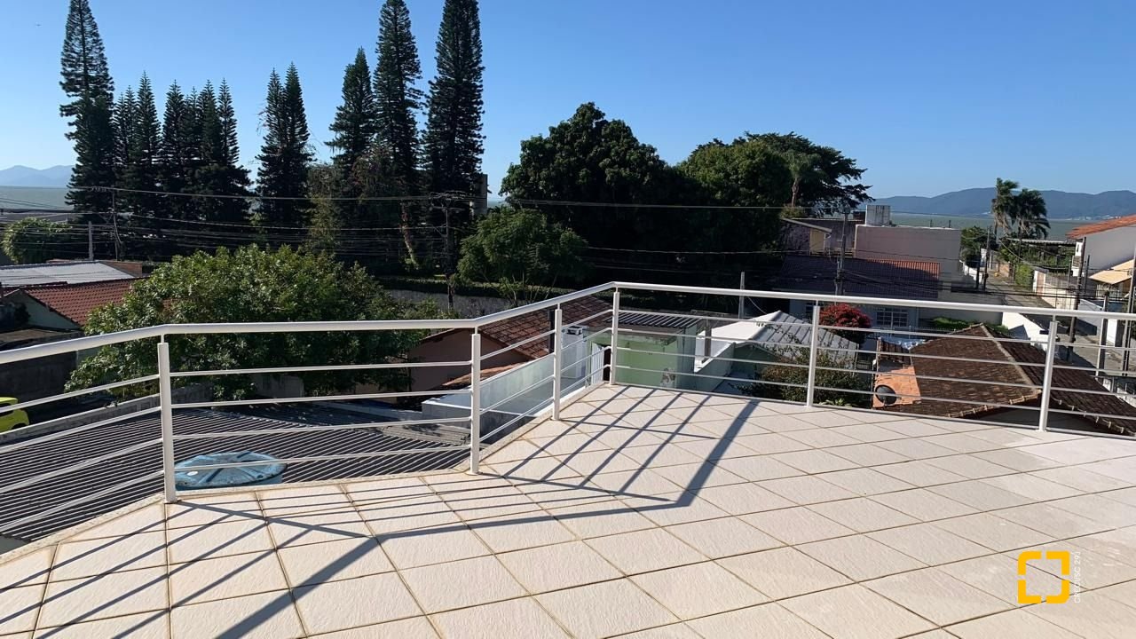 Casa com 247m², 3 quartos (sendo 1 suíte), 1 garagem, no bairro Barreiros em São José