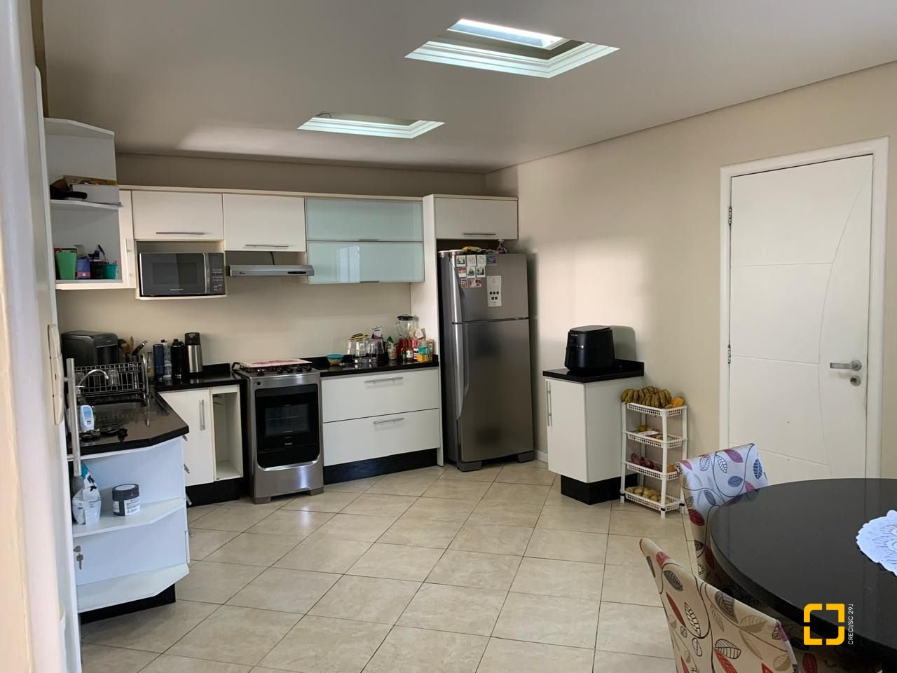Casa com 247m², 3 quartos (sendo 1 suíte), 1 garagem, no bairro Barreiros em São José