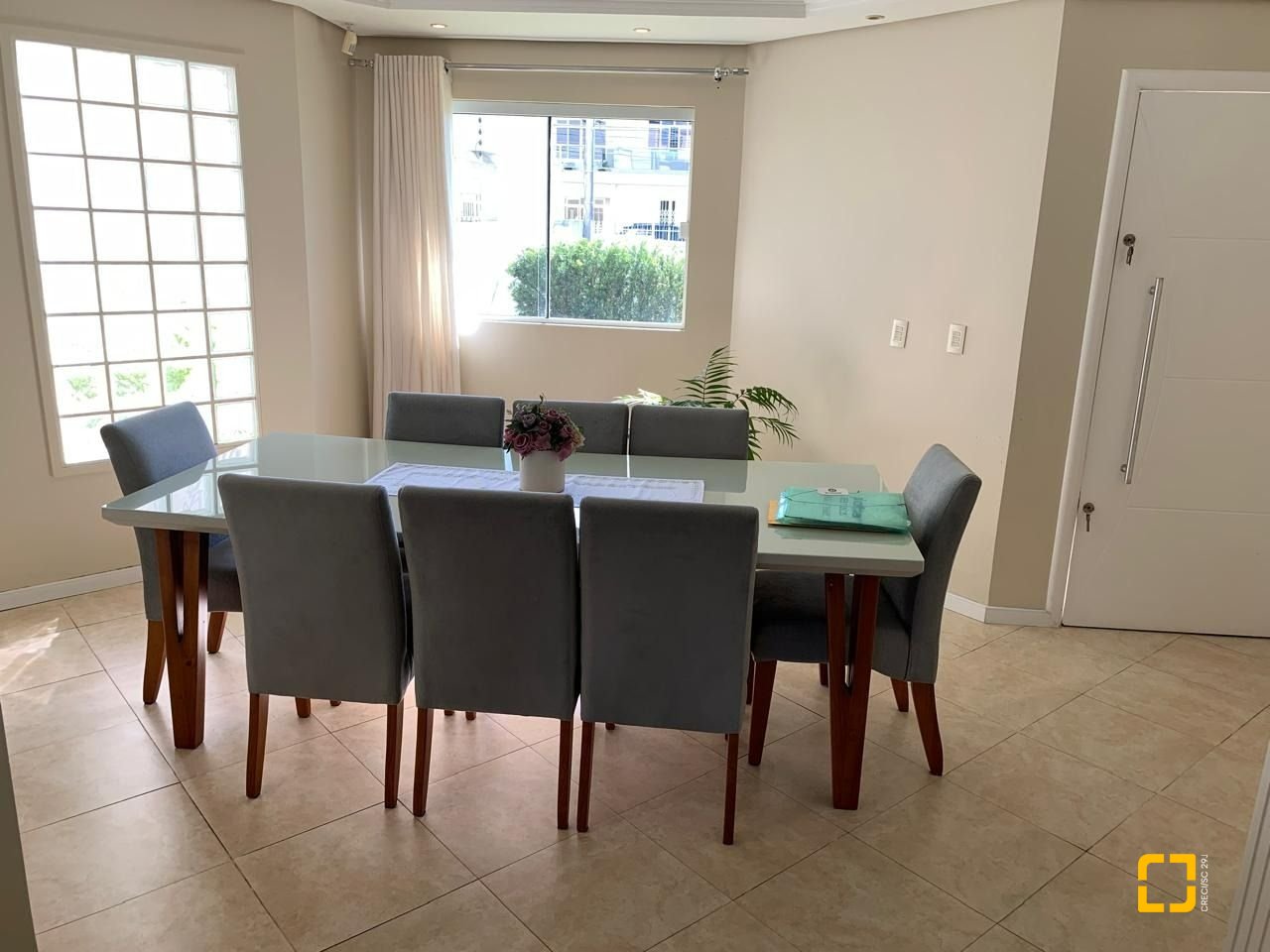Casa com 247m², 3 quartos (sendo 1 suíte), 1 garagem, no bairro Barreiros em São José